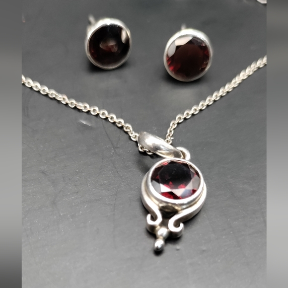 Gorgeously, Gothicly, Garnet. In a Deep Blood Red color.In a Sterling Silver set - Picture 6 of 9
